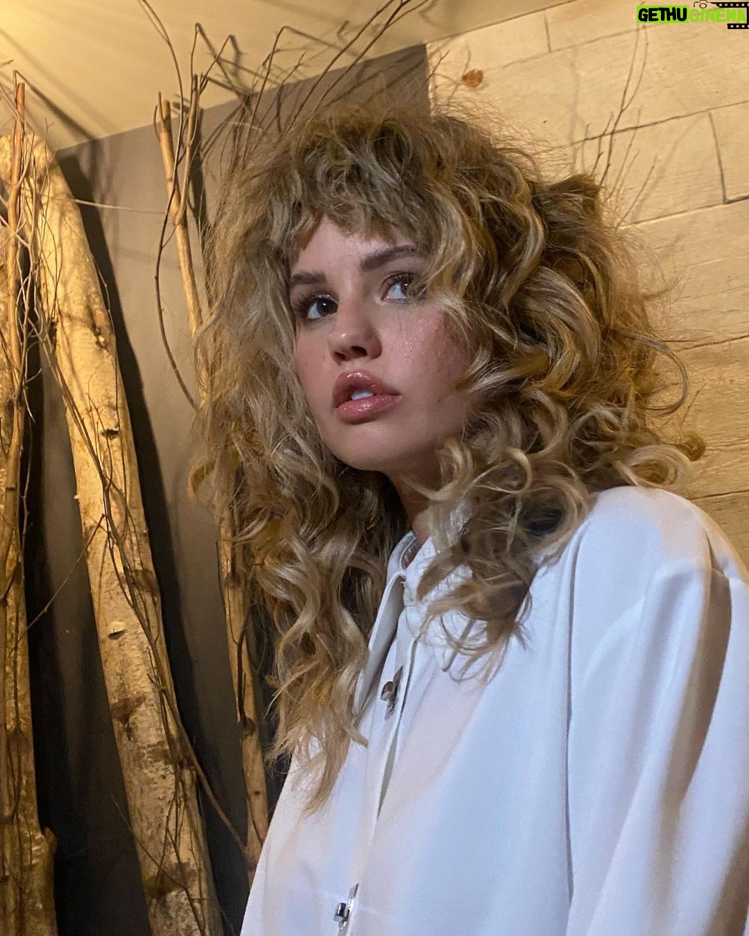 Debby Ryan Instagram - Can someone please explain the assignment Misha used @lorealparis Infallible powdered foundation bc I like it to look and feel like skin… with that 24hr wear because they say New York City doesn’t get much sleep… neither does a #lorealparispartner for that matter 1 Hotel Brooklyn Bridge