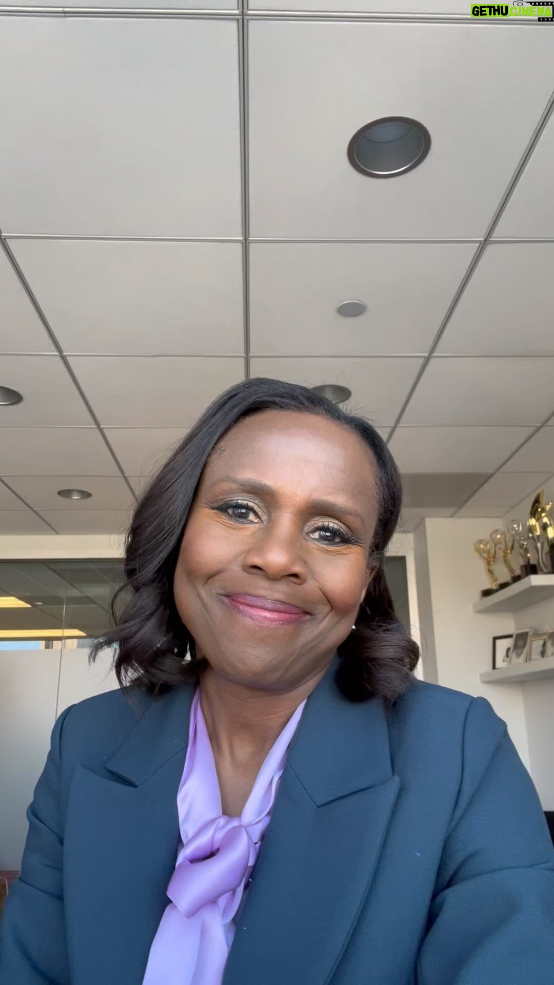 Deborah Roberts Instagram - Flip phone February anyone? Hmmm…