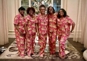 Deborah Roberts Instagram - Family Values. My cherised siblings gathered together to embrace, support and love on Tina, who’s making her way through her cancer journey. Along the way, a pajama party broke out along with shopping and fabulous dinners and laughs. The best Christmas gifts don’t need packaging and bows. What a beautiful reminder. So grateful for family love and YOU @tclarington 
#joy #prayer #love