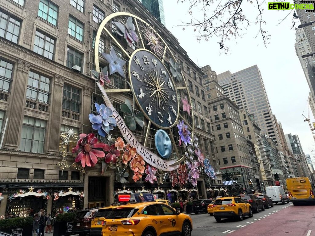 Deborah Roberts Instagram - City sidewalks…dressed in holiday style. The season is on in NYC. 34 days til Christmas. Are you ready? Manhattan 5th Ave