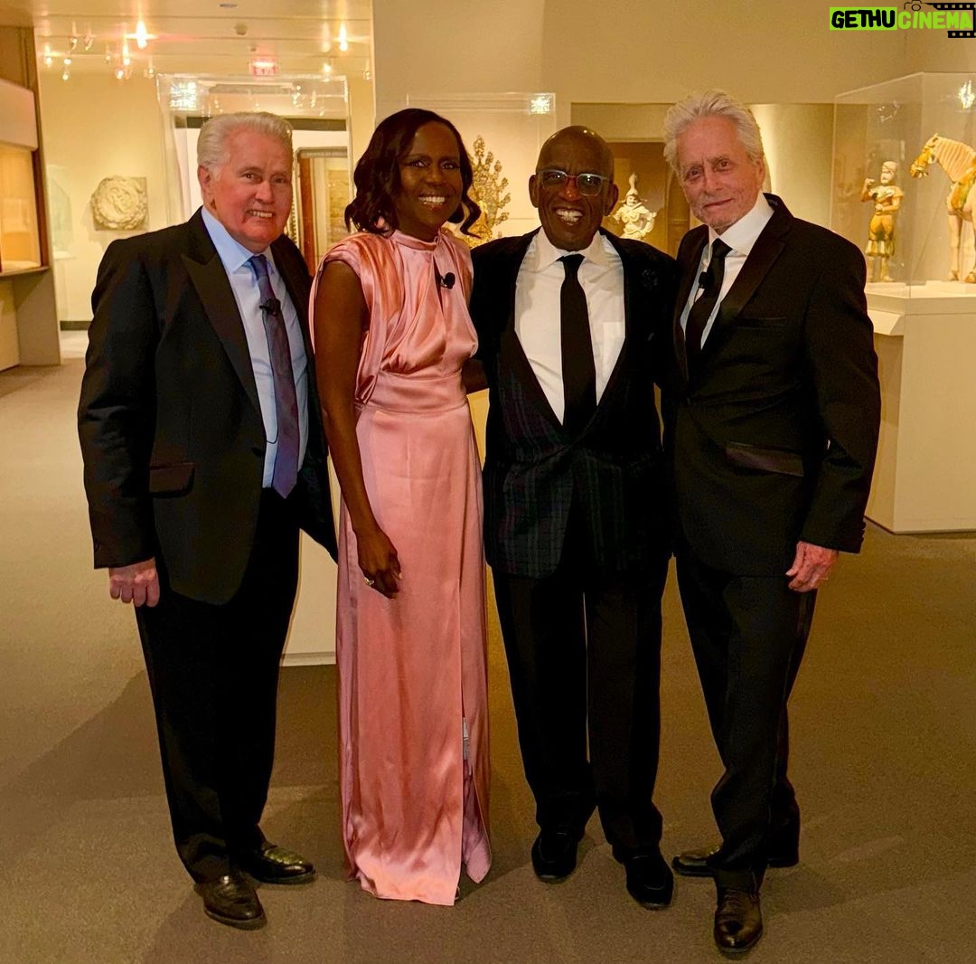 Deborah Roberts Instagram - What an honor and pleasure to take part in the White House historical Association gala at the NY Met. This organization dates back to Jackie Kennedy and her desire to preserve “the people’s house” for future generations. I had the thrill of interviewing two former fictional presidents, Martin Sheen and Michael Douglas, just after the extraordinary Denyce Graves enthralled us with America The Beautiful. Quite fitting for a beautiful evening. @whitehousehistory Metropolitan Museum of Art