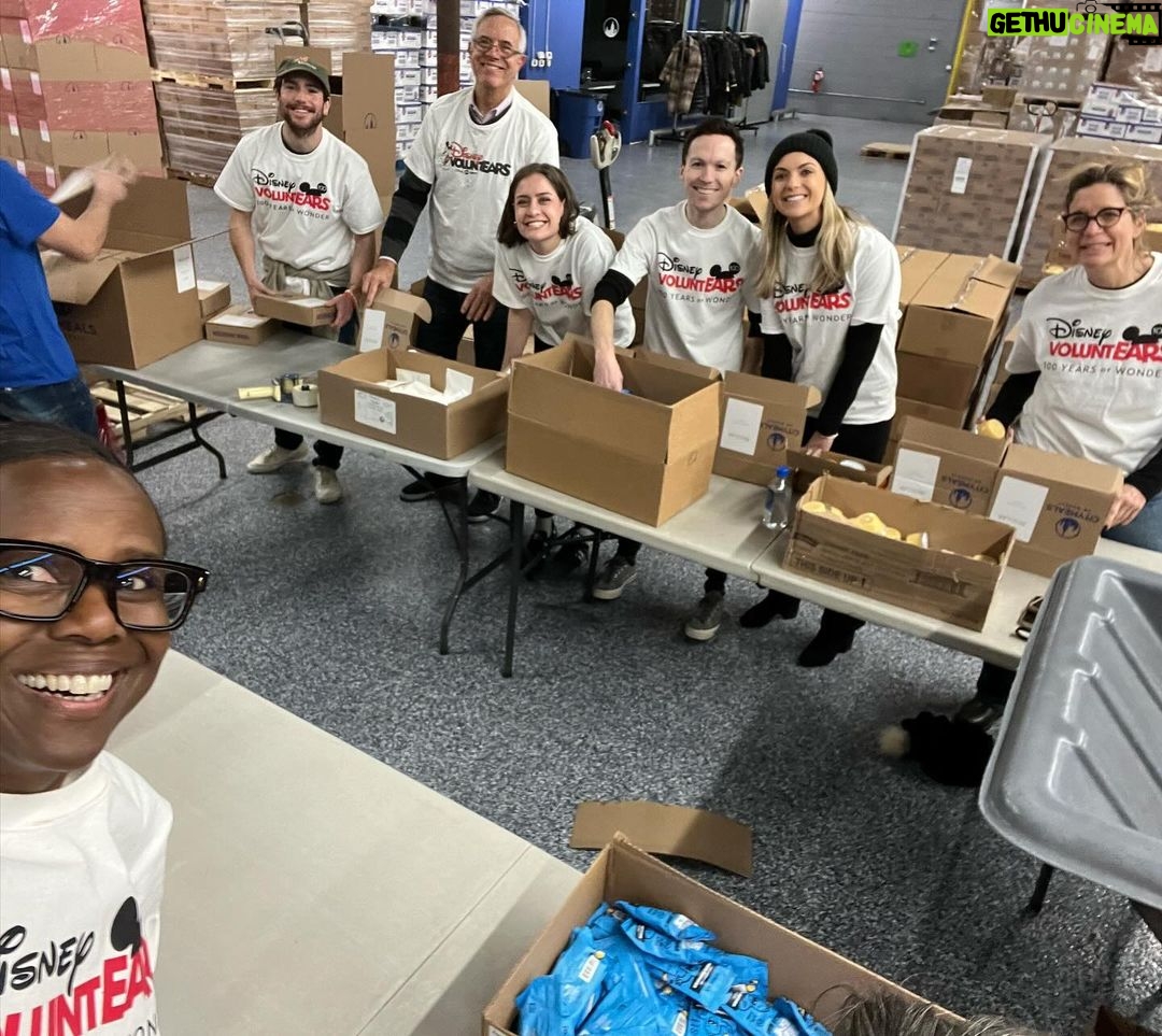 Deborah Roberts Instagram - During the hustle and bustle of this season, we can’t forget that so many of our neighbors are struggling with food insecurity. Especially the elderly. So, it was a meaningful moment to gather with my @abc2020 team including my co anchor and pal @davidmuirabc to package meals @citymeals to offer nourishment to our city’s homebound folks. We got competitive and packed more than 3-thousand packs, which will be delivered on weekends and holidays. Some of the recipients are 100 years old! So grateful for this outing to give back. Bronx, NY