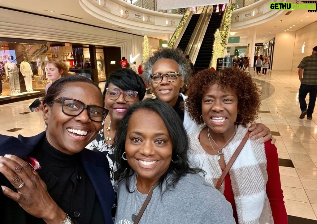 Deborah Roberts Instagram - Family Values. My cherised siblings gathered together to embrace, support and love on Tina, who’s making her way through her cancer journey. Along the way, a pajama party broke out along with shopping and fabulous dinners and laughs. The best Christmas gifts don’t need packaging and bows. What a beautiful reminder. So grateful for family love and YOU @tclarington #joy #prayer #love