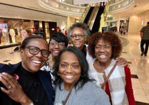 Deborah Roberts Instagram - Family Values. My cherised siblings gathered together to embrace, support and love on Tina, who’s making her way through her cancer journey. Along the way, a pajama party broke out along with shopping and fabulous dinners and laughs. The best Christmas gifts don’t need packaging and bows. What a beautiful reminder. So grateful for family love and YOU @tclarington 
#joy #prayer #love