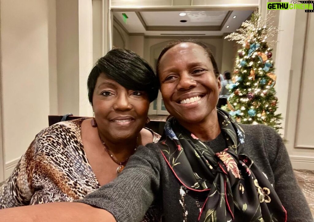Deborah Roberts Instagram - Family Values. My cherised siblings gathered together to embrace, support and love on Tina, who’s making her way through her cancer journey. Along the way, a pajama party broke out along with shopping and fabulous dinners and laughs. The best Christmas gifts don’t need packaging and bows. What a beautiful reminder. So grateful for family love and YOU @tclarington #joy #prayer #love