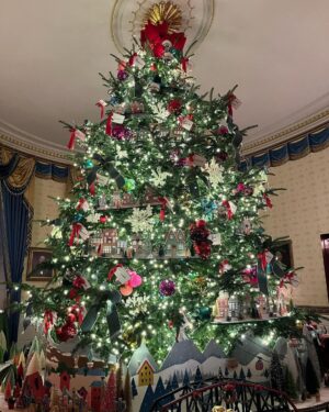 Deborah Roberts Instagram - What a beautiful night…feeling the sparkle and brightness of the season. Always a privilege to step inside these doors. And this year’s theme of #magic #wonder and #joy sure resonated. #christmastime
