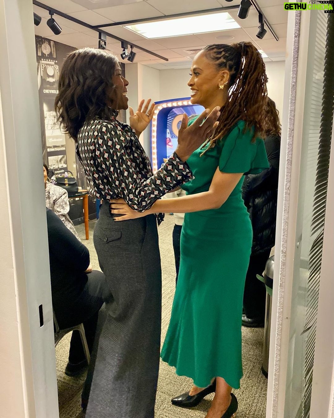 Deborah Roberts Instagram - When you bump into that filmmaker genius @ava on the way out of @goodmorningamerica your day brightens up! Gracious, gorgeous and always giving inspirational work, including her powerful new film @originmovie She’s also a contributor to my book, celebrating teachers, @lessonslearnedandcherished #gratitude