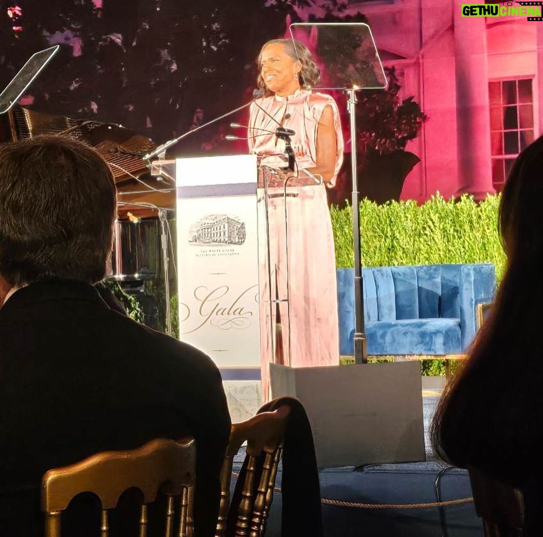 Deborah Roberts Instagram - What an honor and pleasure to take part in the White House historical Association gala at the NY Met. This organization dates back to Jackie Kennedy and her desire to preserve “the people’s house” for future generations. I had the thrill of interviewing two former fictional presidents, Martin Sheen and Michael Douglas, just after the extraordinary Denyce Graves enthralled us with America The Beautiful. Quite fitting for a beautiful evening. @whitehousehistory Metropolitan Museum of Art
