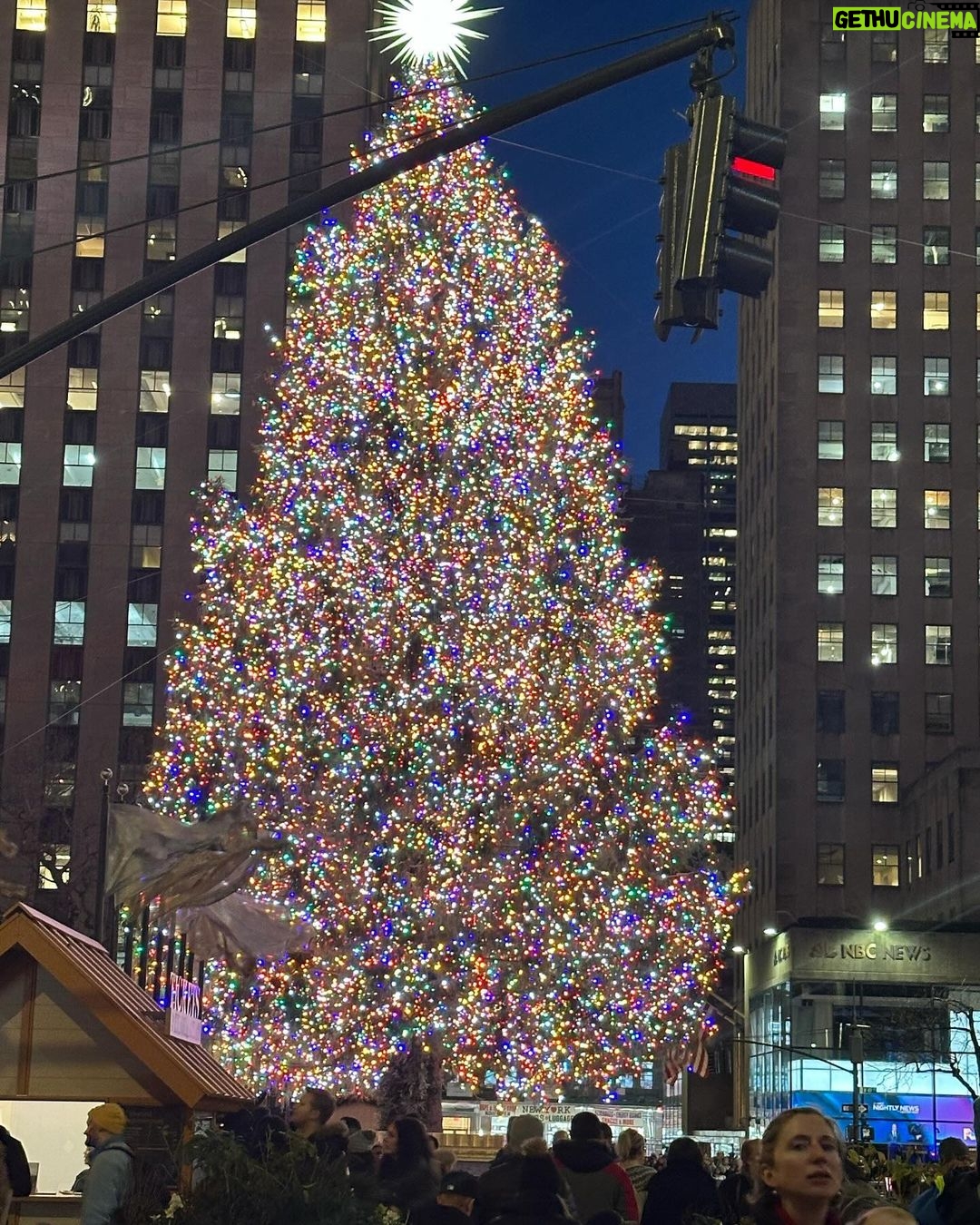 Deborah Roberts Instagram - Out and about in NYC a week before Christmas. #christmas