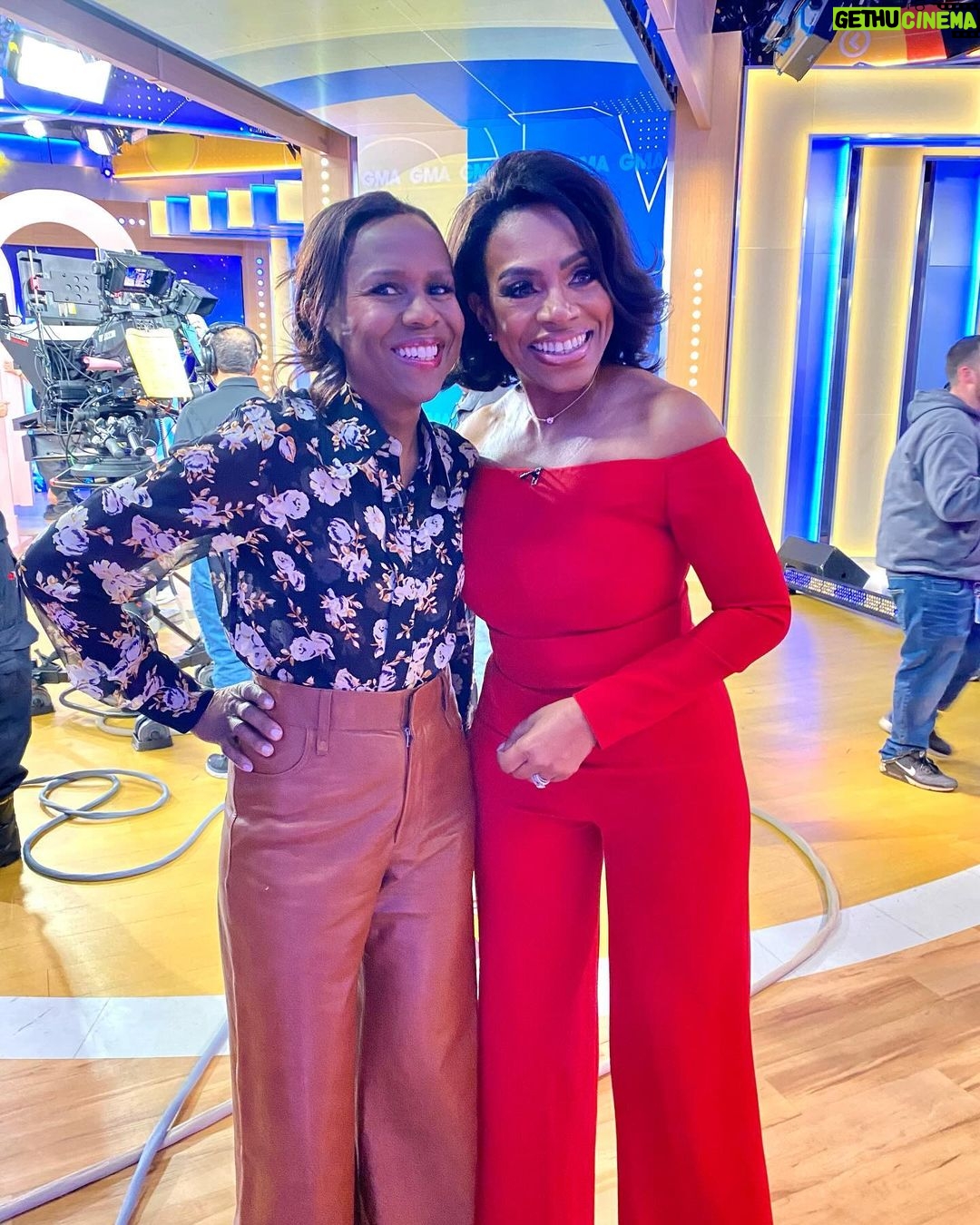Deborah Roberts Instagram - It’s official. Taking the #flipphone challenge for a couple of weeks and @robinrobertsgma and the @goodmorningamerica team wonder if I can do it. So do I. At least I step away from social media with this fun moment running into my friend @thesherylleeralph #breathe #detox GMA Backstage, ABC studios