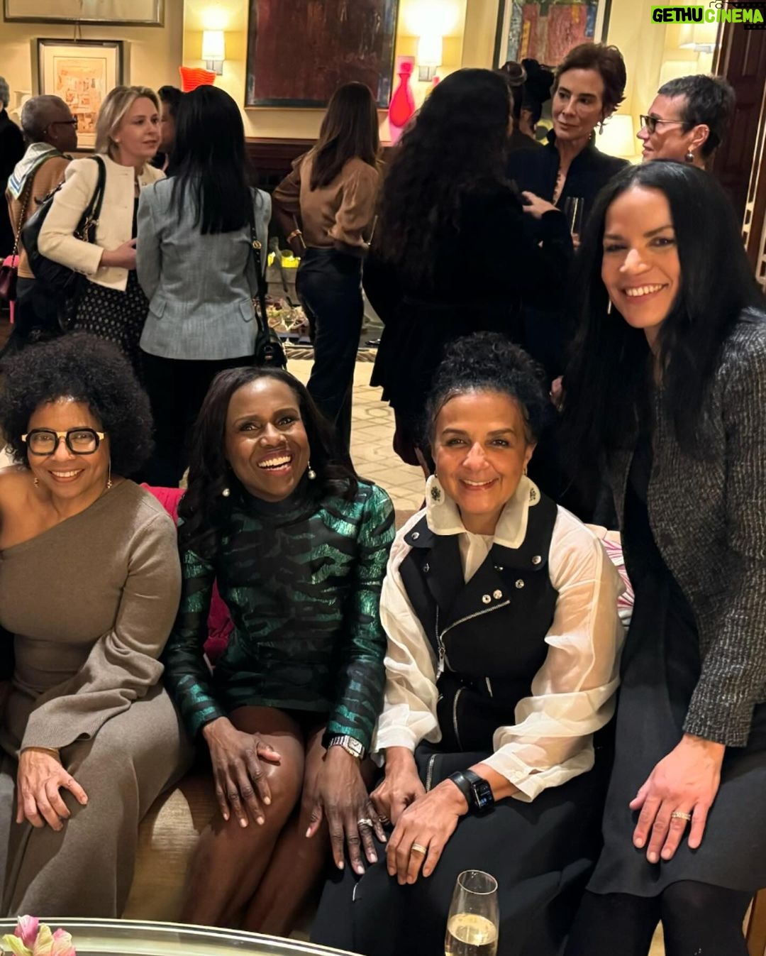 Deborah Roberts Instagram - A new year. A new perspective. A new moment of gratitude for the support of family and friends. #sisterhood #grateful #heart