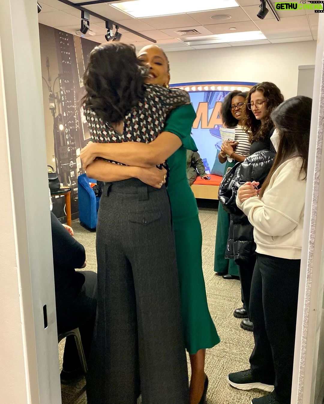 Deborah Roberts Instagram - When you bump into that filmmaker genius @ava on the way out of @goodmorningamerica your day brightens up! Gracious, gorgeous and always giving inspirational work, including her powerful new film @originmovie She’s also a contributor to my book, celebrating teachers, @lessonslearnedandcherished #gratitude
