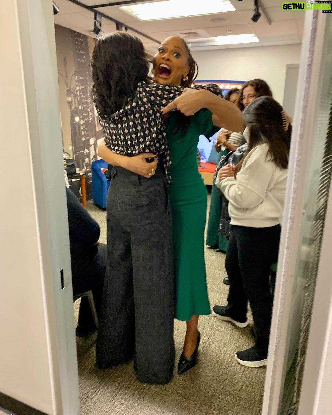 Deborah Roberts Instagram - When you bump into that filmmaker genius @ava on the way out of @goodmorningamerica your day brightens up! Gracious, gorgeous and always giving inspirational work, including her powerful new film @originmovie She’s also a contributor to my book, celebrating teachers, @lessonslearnedandcherished #gratitude
