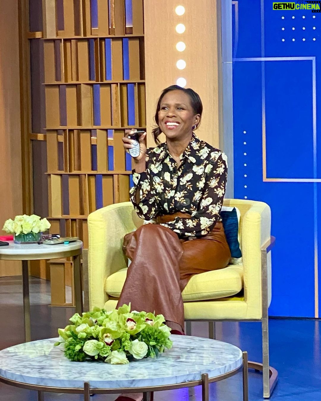 Deborah Roberts Instagram - It’s official. Taking the #flipphone challenge for a couple of weeks and @robinrobertsgma and the @goodmorningamerica team wonder if I can do it. So do I. At least I step away from social media with this fun moment running into my friend @thesherylleeralph #breathe #detox GMA Backstage, ABC studios
