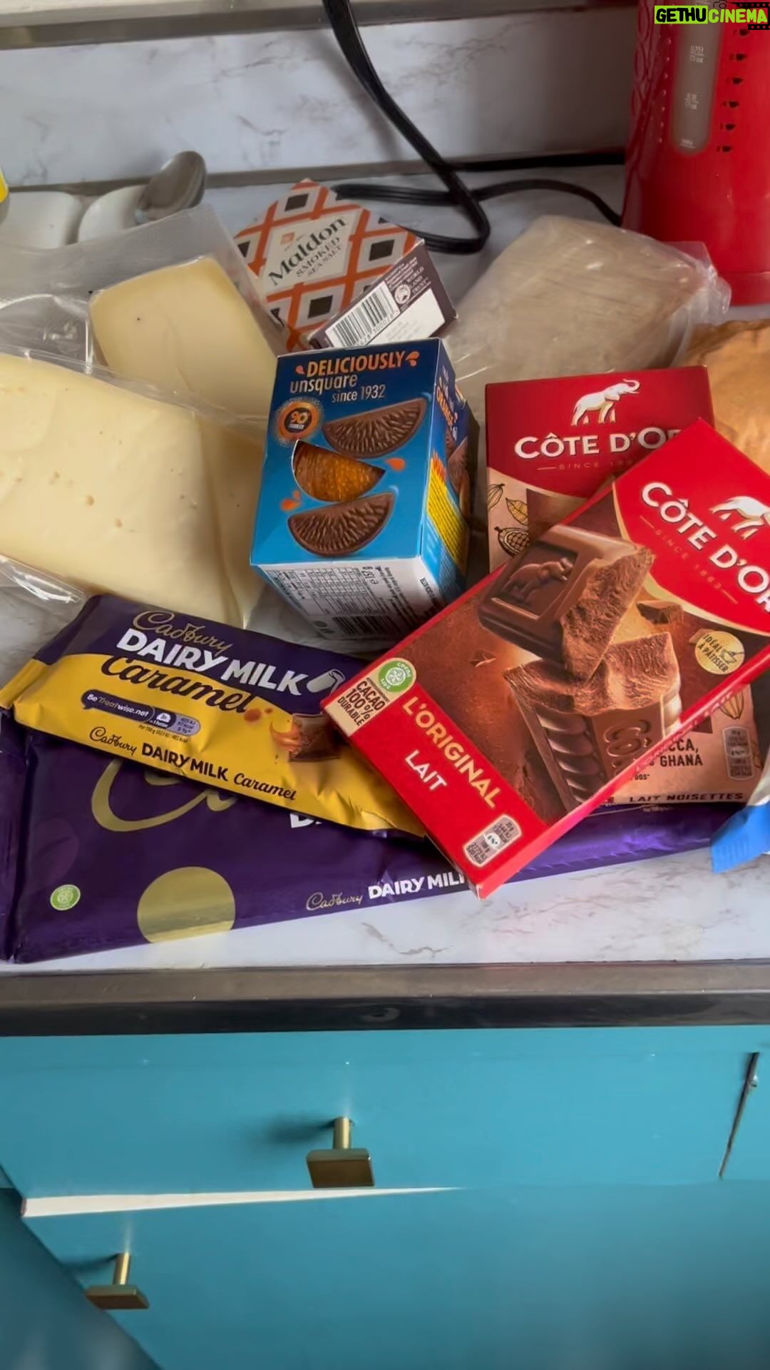 Debra DiGiovanni Instagram - SUITCASE CHEESE! Come on, Deej- this is a family show!! ♥️♥️🇮🇹🇬🇧