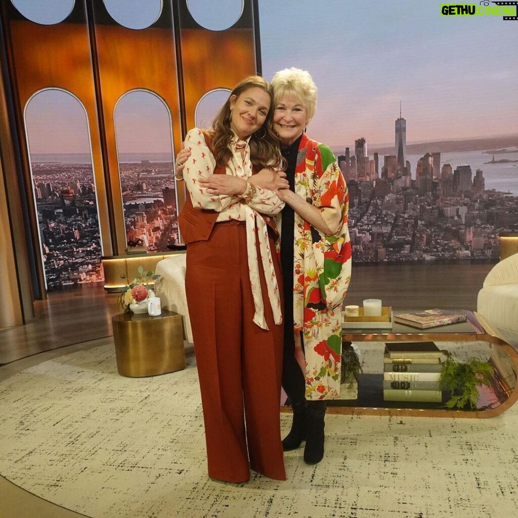 Dee Wallace Instagram - My heart was so touched visiting @drewbarrymore on her show. She has such a genuine love that emanates out to everyone. A real ❤️ experience! See our reunion on @thedrewbarrymoreshow today. #et #anniversary #drewbarrymore