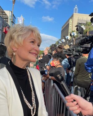 Dee Wallace Instagram - Can’t believe it’s been 40 years. So thankful for the ways this movie has touched so many lives & hearts. 

Always remember—when you feel lost…phone home. 💙 

#ettheextraterrestrial #40thanniversary #etphonehome