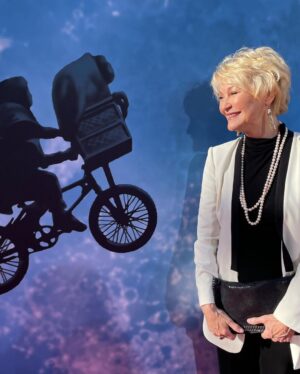 Dee Wallace Instagram - Can’t believe it’s been 40 years. So thankful for the ways this movie has touched so many lives & hearts. 

Always remember—when you feel lost…phone home. 💙 

#ettheextraterrestrial #40thanniversary #etphonehome