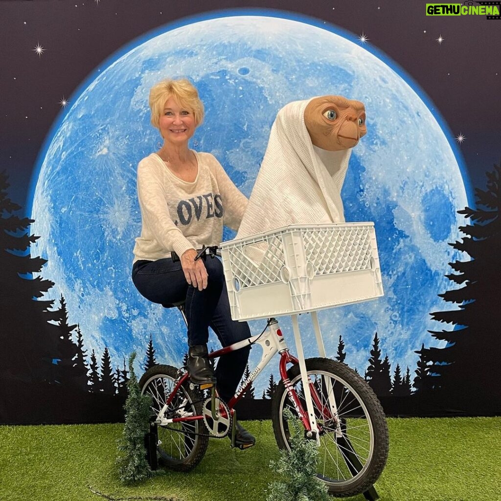 Dee Wallace Instagram - The amazing @thedeewallace came to ride with @e.tbikehire she also kindly signed the basket @officialshowmasters #et #extraterestrial #deewallace #amblin #showmasters #etfans #comiccon #comiccon2022 #londoncomiccon #londoncomiccon2022 Olympia London
