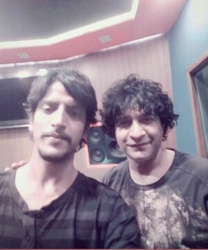Deepak Agrawal Instagram - Recording With Singer KK For My Upcoming Movie JEENA ISI KA NAAM HAI. Music & Lyrics By Me...
Thanks To The Director Of The Film Keshhav Panneriy Ji.....#jeenaisikanaamhai #JeenaIsiKaNaamHai