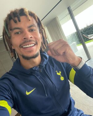 Dele Alli Instagram - 3 in 3… we move 🥰