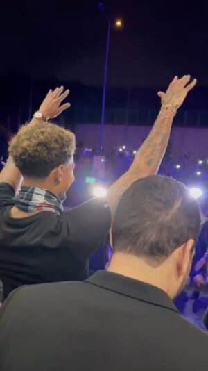 Dele Alli Instagram - Thank you for the amazing reception @besiktas 🖤 I’m very happy to be here and cannot wait to get started 🦅 

Bu muhtesem karsilama icin tesekkurler @besiktas 🖤 Burada oldugum icin cok mutluyum ve bir an evvel sahaya cikmak icin sabirsizlaniyorum 🦅