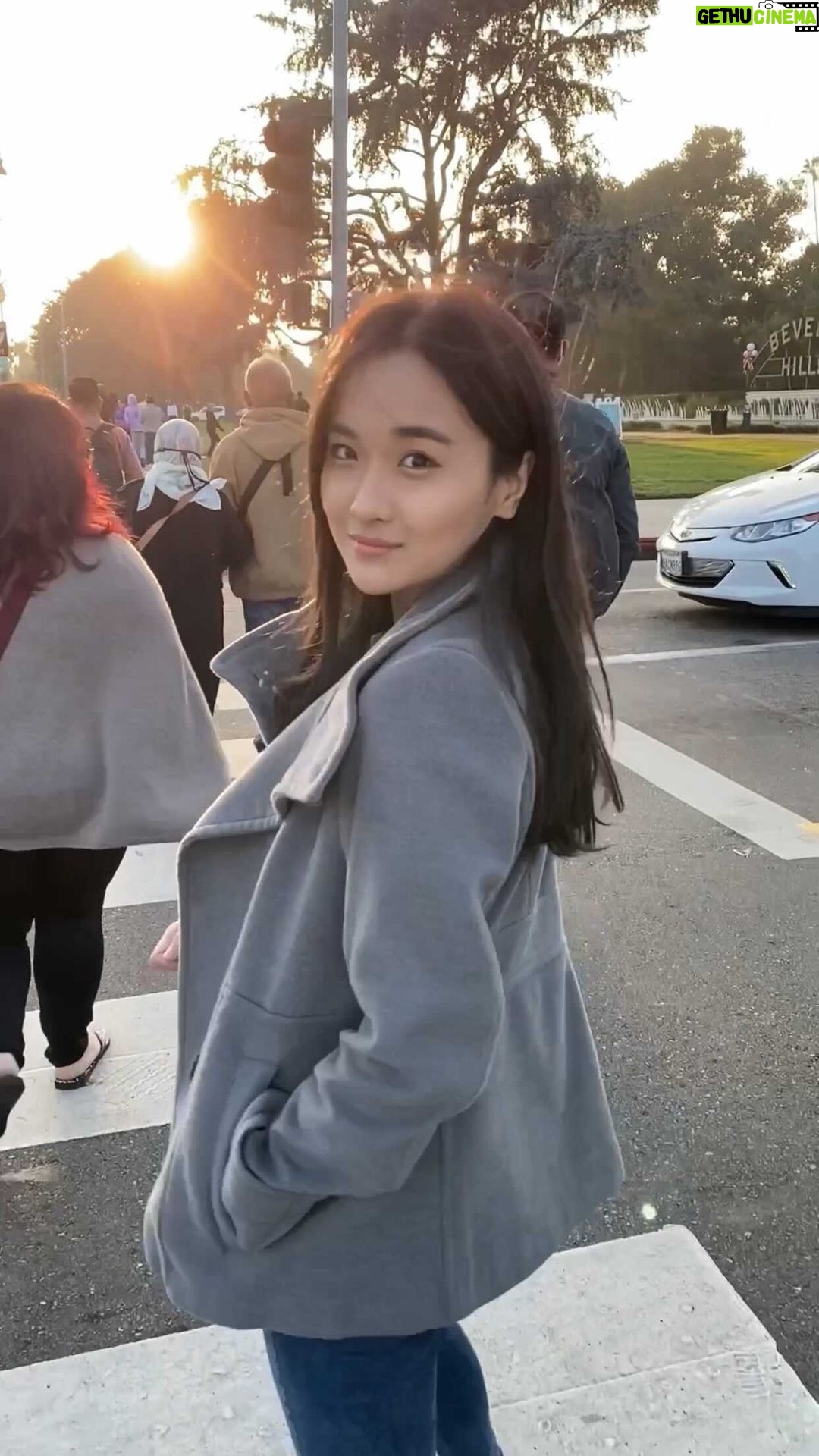 Della Delila Instagram - Merry Christmas All!!! - - Mau curhat sedikitttt..🤪 Yashhh, aku sadar banget hidup aku ini bener2 semua perkenanan nya Tuhan. Gk sama sekali rancangan Tuhan itu gagal dalam hidup aku. Walaupun kadang kalau di proses trus gkenak Suka kompromi sma Tuhan, but God is good yaaa… - - Anw, aku itu suka banget travelingg Dari kecil kalo ditanya sma orang2 negara impian aku slau jawab “ AMERICA DENGAN CHRISTMAS VIBES” , terus dari kecil selalu doa kapan yah bisa injek negara itu ? Karna jujur, aku bkn dr kluarga yg good financial.. Mau ke bangkok untuk pertama x nya aku sampe nabung setahun tapi ya happy sekali 😘. - Okay, jadi 2019 aku mimpi pergi ke USA ( ini kay nyata bgt dikasih mimpi sekitar 2-3x ) Terus aku punya notebook kecil judulnya “ the voice of God” Aku catet karena aku yakin Tuhan yg kasih tau dan emang itu desire hati aku dari kecil untuk pergi kesana, walaupun keadaan ny saat itu tidakk . Dan ahkirnya 2021 God make it happen 😱😭😭😭🥲 ( padahal waktu catet di notebook bener2 modal iman) Cuma satu hal yg diajarkan Tuhan lewat hal ini dlm hdup aku , bahwa all is possible with God.. Apapun yg ada di hati kita i believe Tuhan tau dan ngerti banget every detail in our life! ❤️