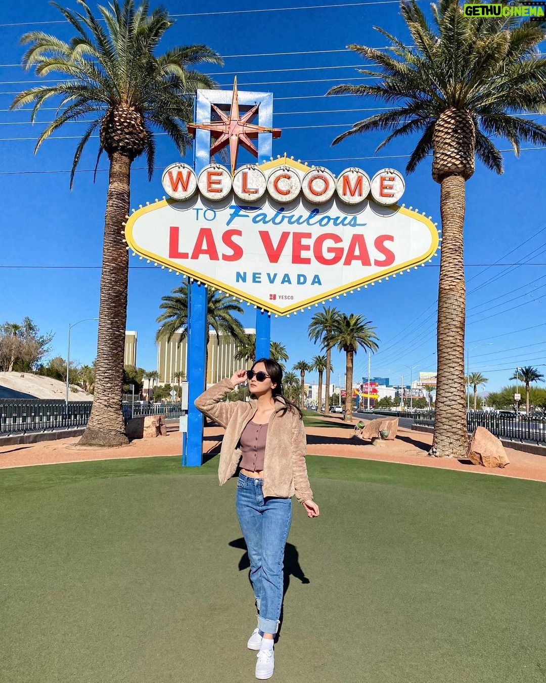Della Delila Instagram - What happens in vegas, stay in vegas !!! 😛