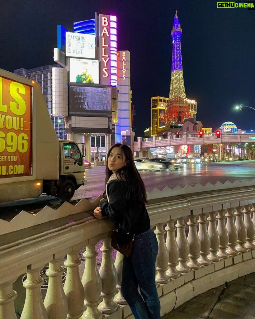 Della Delila Instagram - Netizen tercinta boleh kali ya bantu mikirin caption foto beberapa hari kedepan 🥰… Kalau ini kira2 apa ya capt nya? Bellagio Las Vegas