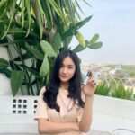 Della Delila Instagram - INI NIH MY HOLY GRAIL PRODUCT.... Yang setiap harinya hair dry dan nyatok rambut, Which is rambut aku sering bangettt rontokkkk dan tipiiiiissssss 🥺... And then aku searching2 di instagram dan ketemu sama @themagichair.id , yg awal2 nya cuma iseng tapi jadi ketagihan dan selalu rutin tiap malem aku pakeeee 🥰🥰 - Anw, ini reason kenapa cinta bgt sama produk dari @themagichair.id 1. Ini 100% natural, cold-pressed plant oil with no chemicals and/or artificial additives. 2. Sangat sangat convenient dan easy to use tinggal di roll langsung ke kulit kepala. 3. Very safe utk semua org termasuk ibu hamil, menyusui dan juga anak2. ❤️❤️