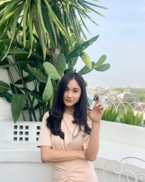 Della Delila Instagram - INI NIH MY HOLY GRAIL PRODUCT.... 
Yang setiap harinya hair dry dan nyatok rambut, Which is rambut aku sering bangettt rontokkkk dan tipiiiiissssss 🥺...
And then aku searching2 di instagram dan ketemu sama @themagichair.id , yg awal2 nya cuma iseng tapi jadi ketagihan dan selalu rutin tiap malem aku pakeeee 🥰🥰
-
Anw, ini reason kenapa cinta bgt sama produk dari @themagichair.id 
1. Ini 100% natural, cold-pressed plant oil with no chemicals and/or artificial additives.
2. Sangat sangat convenient dan easy to use tinggal di roll langsung ke kulit kepala.
3. Very safe utk semua org termasuk ibu hamil, menyusui dan juga anak2.
❤️❤️