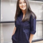 Della Delila Instagram - Daily outfit yang super cocok banget buat kalian yg suka baju nyaman , tapi tetep kelihatan rapi. Pas banget buat yang work from home, kalau lagi meeting tiba-tiba disuruh on cam jadi ttp ok. Fyi, ini harganya affordable tapi bahannya super comfy dan adem Gomawo @clovierclothing ❤️