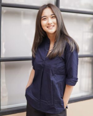 Della Delila Instagram - Daily outfit yang super cocok banget  buat kalian yg suka baju nyaman , tapi tetep kelihatan rapi. Pas banget buat yang work from home, kalau lagi meeting tiba-tiba disuruh on cam jadi ttp ok.
Fyi, ini harganya affordable tapi bahannya super comfy dan adem 
Gomawo @clovierclothing ❤️