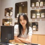 Della Delila Instagram – Loving my Saturday at @kenanganheritage.id ☕️

Diajak lihat langsung proses roasting kopi di Roastery Area dan aku juga nyobain banyak banget patisseries yang rasanya enak-enak semua. Nongkrong bareng bestie udah paling bener ngopi dan makannya di sini ❤️

#kenanganheritage #curatedforyou