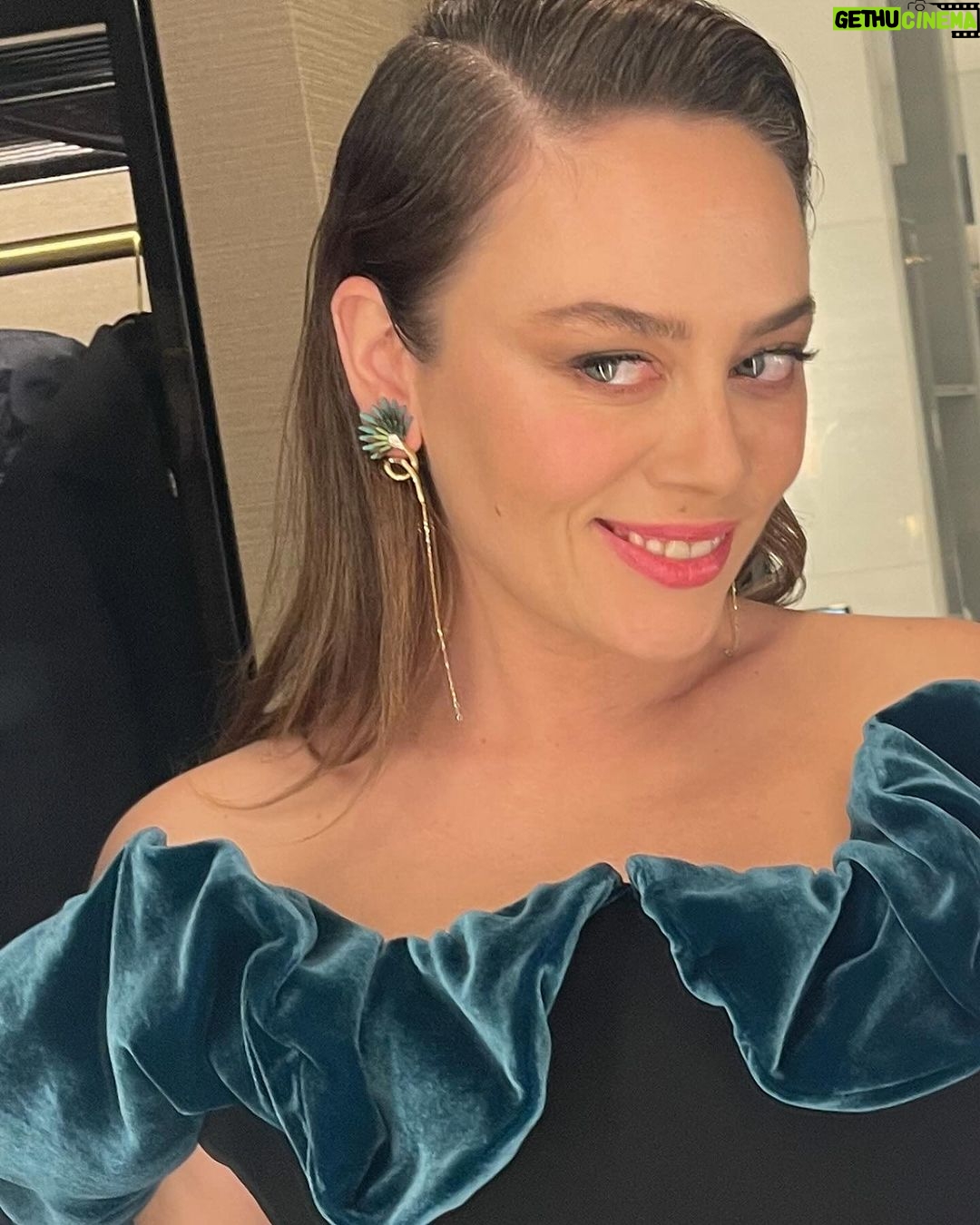 Demet Evgar Instagram - #bazaarwomenoftheyear @harpersbazaarturkiye yarışın değil birlikte olmanın eğlencesi vardı gecede . 👯♀️🩵 Yılın ilham veren kadını 💘 @gulsebir Ve canım ekibime 🙏🏻 #işbirliği Elbise: @nihanpeker Aksesuarlar: @midnightistanbul Saç: @tagbeautfyofficial @yildirimbozuyuk Makyaj: @gilabenezra ( tek kötü yanı makyajımı silmek istemiyorum🙈) 💙