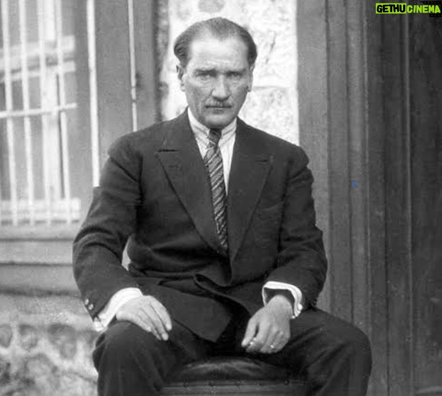 Demet Evgar Instagram - Tüm hayatını bir ulusun egemenliğine adamış , Atamız , önderimiz Mustafa Kemal Atatürk’ ü özlem ve şükranla anıyorum. Tüm cumhuriyet şehitlerinin ruhları şaad olsun. Yaşasın Cumhuriyet 🇹🇷 #29ekimcumhuriyetbayramımızkutluolsun