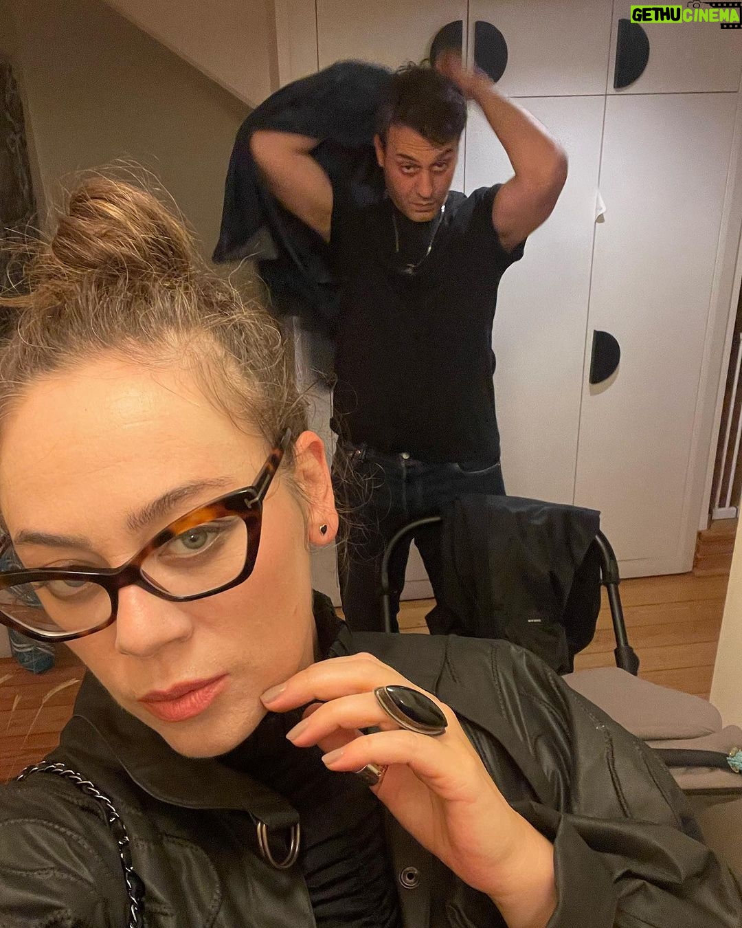 Demet Evgar Instagram - 1) otomatik 🍊 a gidiş 2) otomatik 🍊 selam sahnesinde coşarken 3) Haticeciğimle 🍊 lanmışlen 4) @tatbikatsahnesi bravo. 👏👏👏👏 @elvinbesikcioglu @papazinpilavi #Erdalbeşikçioğlu VE @fatihsonmez performansına büyük bir alkış .