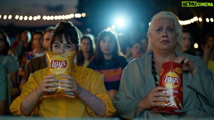 Demet Evgar Instagram - Sevgili Ayta’cığımla güzel bir anı bırakalım buraya; Lay's ile en çıtır anılarımız 💛☀️ #LaysİleHerAnÇıtırında @laysturkiye @aytasozeri #reklam