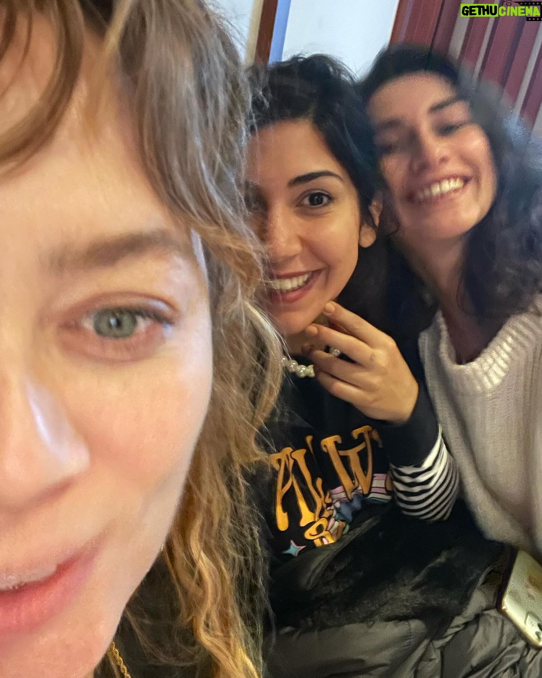 Demet Evgar Instagram - Yılın son hazırlıkları 💙🩷💚🩵