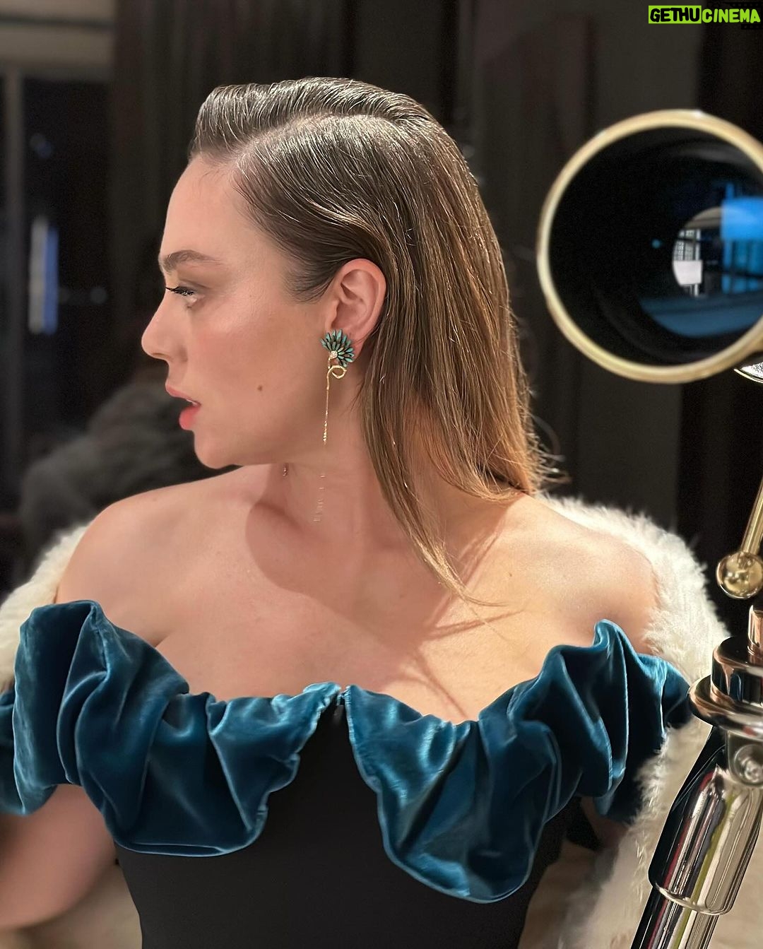 Demet Evgar Instagram - #bazaarwomenoftheyear @harpersbazaarturkiye yarışın değil birlikte olmanın eğlencesi vardı gecede . 👯♀️🩵 Yılın ilham veren kadını 💘 @gulsebir Ve canım ekibime 🙏🏻 #işbirliği Elbise: @nihanpeker Aksesuarlar: @midnightistanbul Saç: @tagbeautfyofficial @yildirimbozuyuk Makyaj: @gilabenezra ( tek kötü yanı makyajımı silmek istemiyorum🙈) 💙