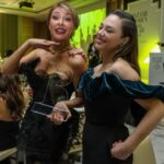 Demet Evgar Instagram - #bazaarwomenoftheyear @harpersbazaarturkiye yarışın değil birlikte olmanın eğlencesi vardı gecede . 👯‍♀️🩵 Yılın ilham veren kadını 💘 @gulsebir Ve canım ekibime 🙏🏻 #işbirliği Elbise: @nihanpeker Aksesuarlar: @midnightistanbul Saç: @tagbeautfyofficial @yildirimbozuyuk Makyaj: @gilabenezra ( tek kötü yanı makyajımı silmek istemiyorum🙈) 💙