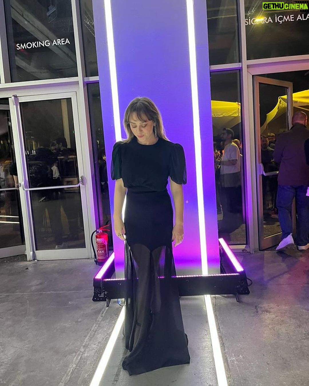 Demet Evgar Instagram - Dün akşam @unwomenturkiye #SheSaidNo kampanyasıyla Kristal Elma’dan tam olarak 10 ödül aldık 💙 🎉 Entegre Kampanyalar – Toplumsal sorumluluk kategorisinde Kristal Jüri Ödül Ödülü ve Reklamda Toplumsal Cinsiyet Eşitliği Kristal Ödülü başta olmak üzere toplamda 4 Kristal ve 6 Gümüş ödül
Ödüllerimiz;
-Entegre Kampanyalar - Toplumsal sorumluluk, Kristal Jüri Özel Ödülü -Reklamda Toplumsal Cinsiyet Eşitliği – Kristal -Yaratıcı Etkileşim İçerikleri – Kristal -Dijital - Sosyal Sorumluluk - Kristal -Açıkhava kampanyası – Gümüş -Ambient – Gümüş -Influencer & Ünlü iletişimi – Gümüş -Medya – Toplumsal sorumluluk – Gümüş -Medya - Sosyal Medya Platform Kullanımı – Gümüş -Enstalasyon & Etkinlik Tasarımı – Gümüş