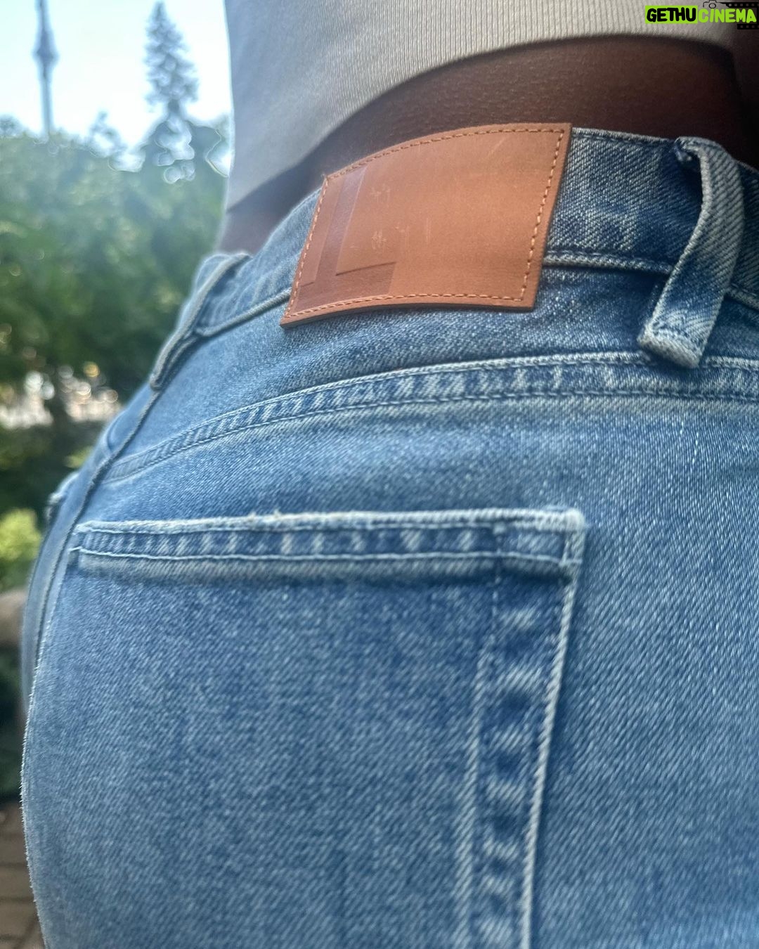 Denée Benton Instagram - @lafayette148ny your jeans fit this summer peach right off the rack. Those who also jump to put jeans on understand that this is to be…coveted. Thank you for having me 🫶🏾🍑 #nyfw