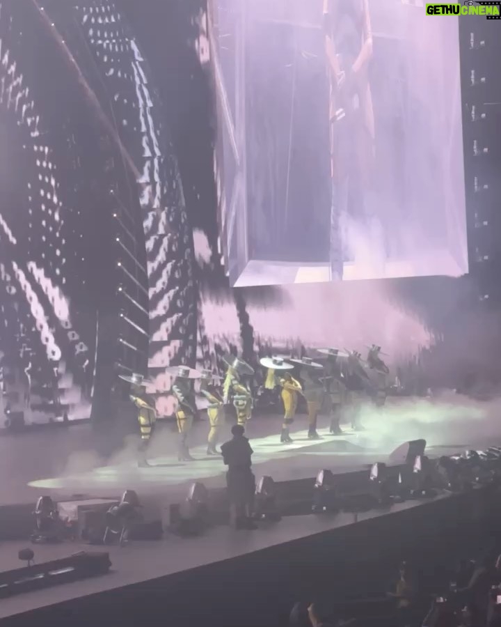 Denée Benton Instagram - Beyoncé is Oshun embodied?!? I found the aliens, they’re all performing and designing on the #Renaissance world tour?!?! Divine magic?!?! It’s the only explanation!!!🫢🥹🌻🪩🐝🍯 That was…she is….I just…… .system update complete. *will be wiggling until further notice*