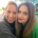 Denisa Cziglová Instagram - Už se známe tak dlouho… Takt dlouho. Poprvé jsme se viděli když nám bylo 15 let. Holky z obchodky a poprvé holky už velkoměsta, co zažily nejen své pády, party, sex, ‘touhy’ a něžnosti. Poprvé jsme spolu dělali kraviny, zkoušeli všelijaké drinky, měli své první lásky(dobře já 3 zároveň) v jedné chvíli :-) tyhle lásky a pády, ale byla to fakt sranda. Věřím, že jsme si toho za nás život moc užili. Nejen jednou a nelituji. Známe se už opravdu dlouho. Když Verča začala žít v Anglii, říkala jsem si Jo dávám ti rok, maximálně 2 roky. No a už je to Mrs Smith a jsem ráda, že se vidíme, když to jde. Vím, že jsme si hodně vyzkoušely a hodně užily v našich životech a nikdy to nebylo nejednoduší, ani pro jednu z nás. Ale máme se stále spolu a když je nejhůř- jakože já poslední rok nejhůř, Verča sedne na letadlo a doletí za mnou, protože jak mi říká “není čas ztrácet čas”. Tohle mi vždycky, moc pomáhá děkuji moc zlato. ❤️🫶🏻 Je to občas těžké, přijdete zas zítra? Budu tady? Když víte, ze všechno je teď trošku jinak. Ale každý den stojí za to. Protože když tady máte rodinu, přátelé, kamarády je to nejvíc. I když teď už hůř mluvím, špatně čtu a vůbec nevím co mě píšete :-) Jsem pořád tady dokud to jde a dokud může. ❤️ Ps: Moje drahá ty víš, co jsme si řekly a doufám že brzy se v létě vidíme. 💫 A kdyby ne…. Vždycky se na mě úsměj a vzpomeňte si na mě, co se stalo v Podivíně jako nic se nestalo.🙊😝😂❤️💫 #lavju