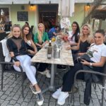 Denisa Cziglová Instagram - Děkuji holky moje za krásný víkend ve Valticích🥹😘👯‍♀️💃🏼🍷 Moc jsme si to užily, zase se viděly po dlouhé době, zatancovaly si na koncíku @tomas_klus, vy dračice na @jetsurfacademy a oslavily jsme tu moji radost, za krásné výsledky🙏🏽❤️ (teda vy za mě dvojnásobně 😄😘🍷) #noalcoholforme Děkuji moc, že Vás mám, a že se pořád tak hezky potkáváme a plánujeme další výlety pro nás i naše děti.💕 #16letspolu #16letkamaradky #lavju #modelky #maminy #nasevylety #valtice #vinobrani #vinneslavnosti #foodtherapybydenisa #cancermum #enjoyeverymoment #lifeisshort Valtice