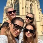 Denisa Cziglová Instagram - Děkuji holky moje za krásný víkend ve Valticích🥹😘👯‍♀️💃🏼🍷 Moc jsme si to užily, zase se viděly po dlouhé době, zatancovaly si na koncíku @tomas_klus, vy dračice na @jetsurfacademy a oslavily jsme tu moji radost, za krásné výsledky🙏🏽❤️ (teda vy za mě dvojnásobně 😄😘🍷) #noalcoholforme Děkuji moc, že Vás mám, a že se pořád tak hezky potkáváme a plánujeme další výlety pro nás i naše děti.💕 #16letspolu #16letkamaradky #lavju #modelky #maminy #nasevylety #valtice #vinobrani #vinneslavnosti #foodtherapybydenisa #cancermum #enjoyeverymoment #lifeisshort Valtice