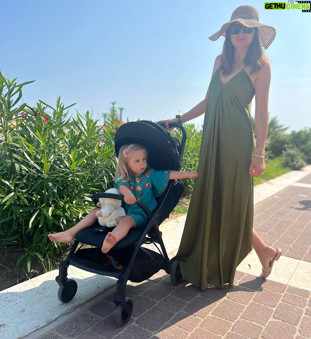 Denisa Cziglová Instagram - Milé maminky POZOR👶🏻♥️ Od dnešní půlnoci 17.8 do 20.8. na vás čeká letní akce na webu @funbaby.cz 👀👶🏻👧🏼🧒🏼 S kódem DENISA15 máte slevu 15%, platí na všechny značky, například CAM,Britax, Diamond, Zopa i další do vyprodání zásob. Musím osobně říct, že se všemi kočárky jsem moc spokojená. Z kočárkem Britax, který Izabelka měla od narození jsem byla nadšená a neměnila bych. 🫶🏻👏🏻 Stejně jako teď s sporákem od @zopa_global Quiq👏🏻😍 Opravdu skvělý, dobře skladný, lehký, rychle se rozkládá a super se ovládá, je pohodlný na spinkání. 🫶🏻 A nebo doporučuji kočárek @zopa_global na cestování. Na dovolenou, můžete tento kočárek dát i do letadla a je ultra lehký✈️🔝 Tak mrkněte na web a nezapomeňte na slevový kód.☺️ #deti #miminko #kocarky #hracky #postylka #akceleto #DENISA15 #musthave #funbaby #slevanawebu @funbaby.cz @britaxroemer_czsk @zopa_global * Sleva neplatí na zboží, které je už teď zlevněné Maminky moje šaty jsou od @lasatinofficial Brno, Czech Republic
