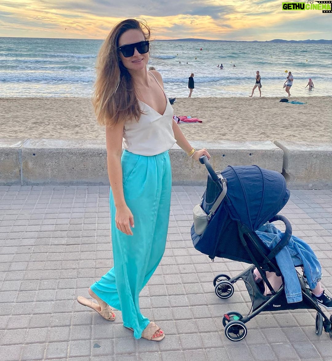 Denisa Cziglová Instagram - Milé maminky POZOR👶🏻♥️ Od dnešní půlnoci 17.8 do 20.8. na vás čeká letní akce na webu @funbaby.cz 👀👶🏻👧🏼🧒🏼 S kódem DENISA15 máte slevu 15%, platí na všechny značky, například CAM,Britax, Diamond, Zopa i další do vyprodání zásob. Musím osobně říct, že se všemi kočárky jsem moc spokojená. Z kočárkem Britax, který Izabelka měla od narození jsem byla nadšená a neměnila bych. 🫶🏻👏🏻 Stejně jako teď s sporákem od @zopa_global Quiq👏🏻😍 Opravdu skvělý, dobře skladný, lehký, rychle se rozkládá a super se ovládá, je pohodlný na spinkání. 🫶🏻 A nebo doporučuji kočárek @zopa_global na cestování. Na dovolenou, můžete tento kočárek dát i do letadla a je ultra lehký✈️🔝 Tak mrkněte na web a nezapomeňte na slevový kód.☺️ #deti #miminko #kocarky #hracky #postylka #akceleto #DENISA15 #musthave #funbaby #slevanawebu @funbaby.cz @britaxroemer_czsk @zopa_global * Sleva neplatí na zboží, které je už teď zlevněné Maminky moje šaty jsou od @lasatinofficial Brno, Czech Republic