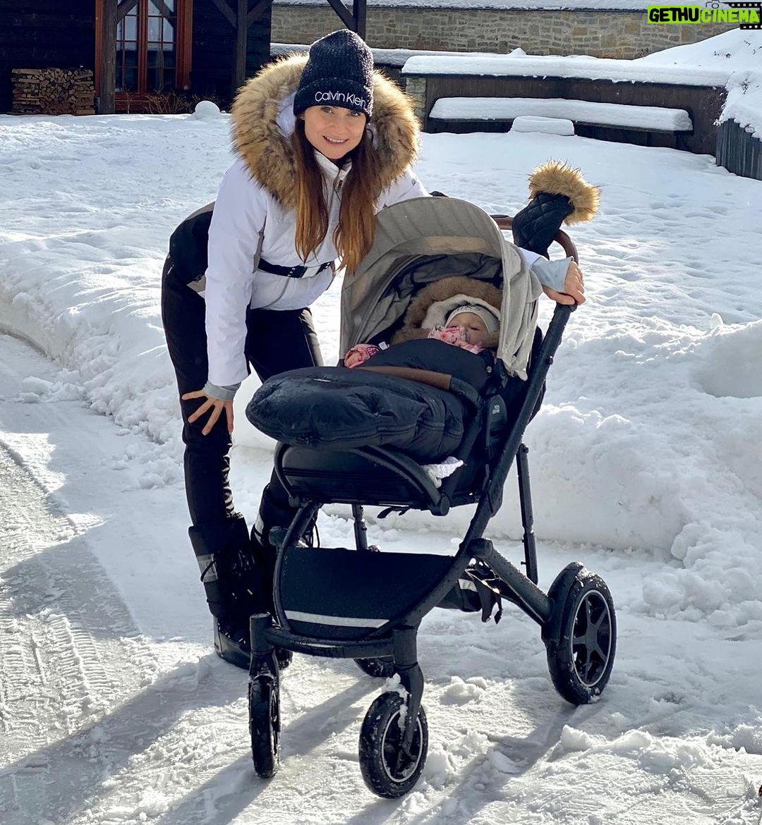 Denisa Cziglová Instagram - Milé maminky POZOR👶🏻♥️ Od dnešní půlnoci 17.8 do 20.8. na vás čeká letní akce na webu @funbaby.cz 👀👶🏻👧🏼🧒🏼 S kódem DENISA15 máte slevu 15%, platí na všechny značky, například CAM,Britax, Diamond, Zopa i další do vyprodání zásob. Musím osobně říct, že se všemi kočárky jsem moc spokojená. Z kočárkem Britax, který Izabelka měla od narození jsem byla nadšená a neměnila bych. 🫶🏻👏🏻 Stejně jako teď s sporákem od @zopa_global Quiq👏🏻😍 Opravdu skvělý, dobře skladný, lehký, rychle se rozkládá a super se ovládá, je pohodlný na spinkání. 🫶🏻 A nebo doporučuji kočárek @zopa_global na cestování. Na dovolenou, můžete tento kočárek dát i do letadla a je ultra lehký✈️🔝 Tak mrkněte na web a nezapomeňte na slevový kód.☺️ #deti #miminko #kocarky #hracky #postylka #akceleto #DENISA15 #musthave #funbaby #slevanawebu @funbaby.cz @britaxroemer_czsk @zopa_global * Sleva neplatí na zboží, které je už teď zlevněné Maminky moje šaty jsou od @lasatinofficial Brno, Czech Republic